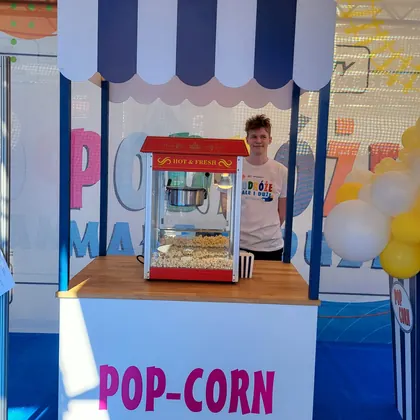 Stoisko z popcornem na festynie