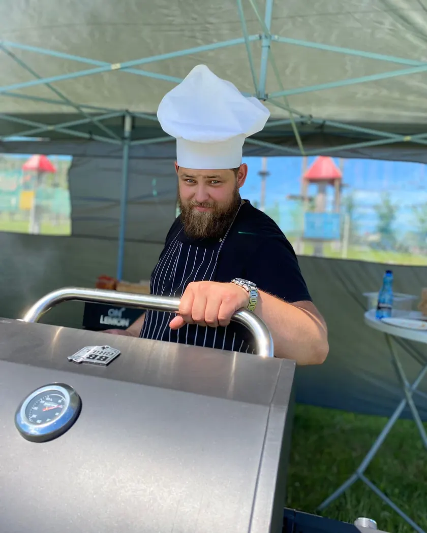 Kucharz przy grillu podczas plenerowej imprezy