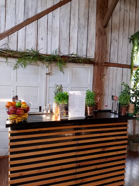 Bar z ziołami i owocami w drewnianym wnętrzu