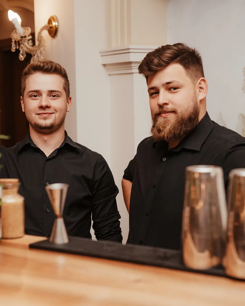Dwóch barmanów Kufel Event za barem
